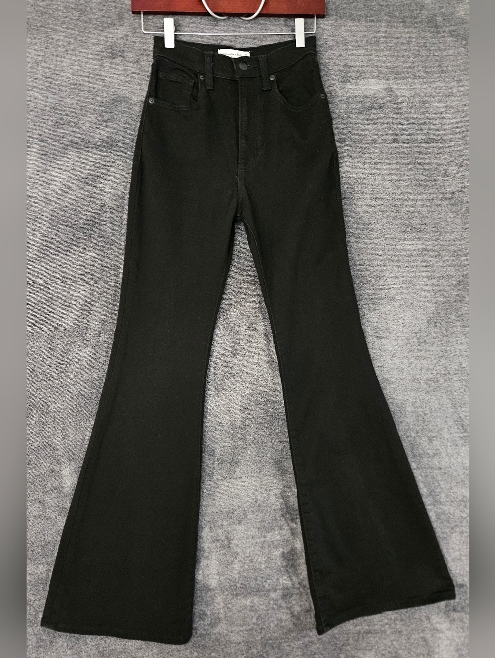 ABERCROMBIE & FITCH The Flare Ultra High Rise Retro-inspired bell-bottom Jeans!